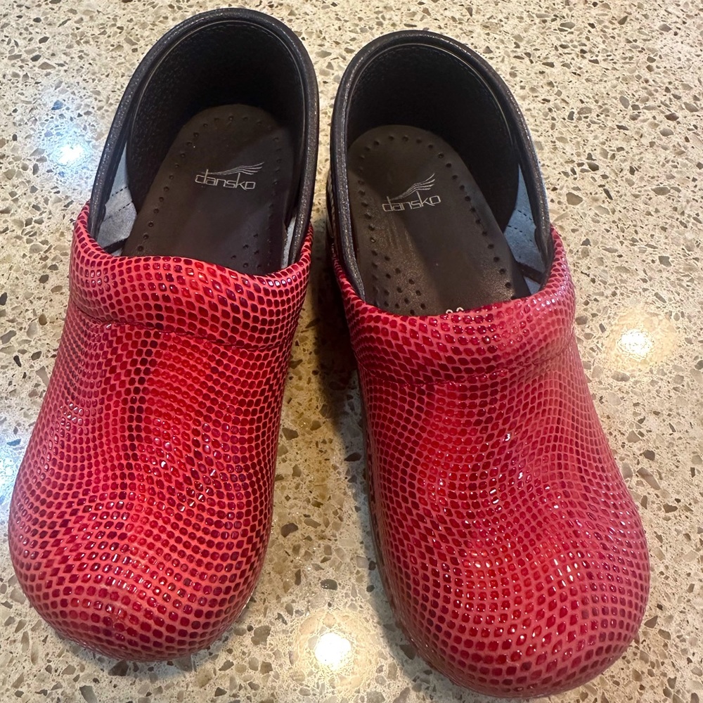 Dansko girls size 30 red clogs - brand new